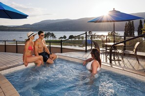 Piscina a l'aire lliure, para-sols i gandules 