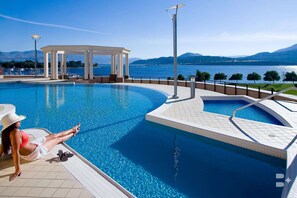 Piscine extérieure, parasols de plage, chaises longues