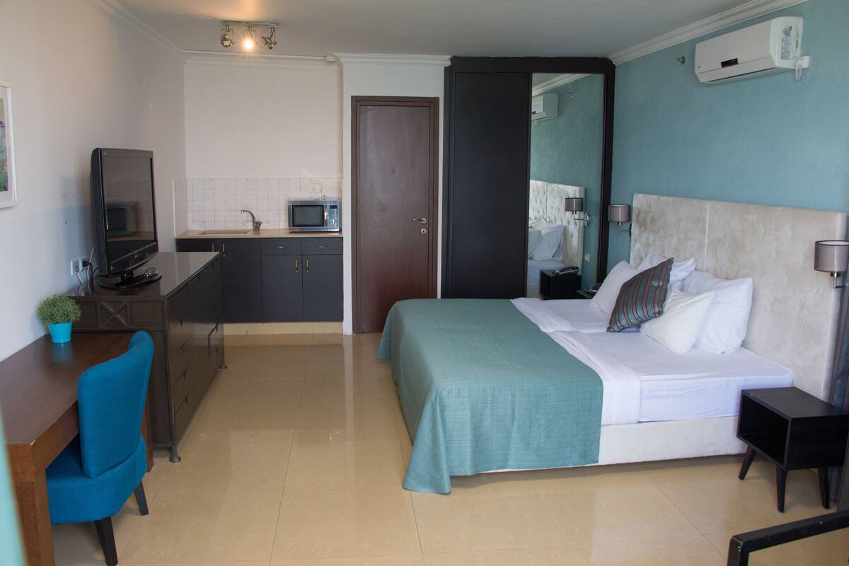 Penthouse | Minibar, in-room safe, iron/ironing board (on request)