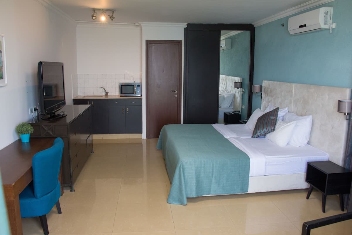 Penthouse | Minibar, in-room safe, iron/ironing board, free cribs/infant beds