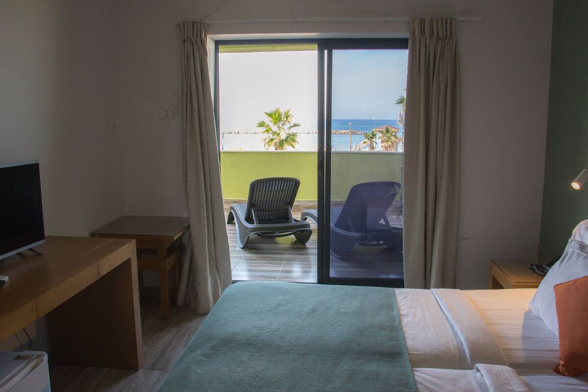 Deluxe Room | Living room | LED TV