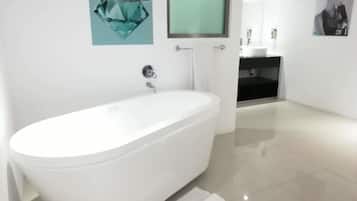 Design Room | Bathroom | Hair dryer, towels