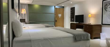 Habitación superior | Decoración individual, escritorio, cortinas opacas