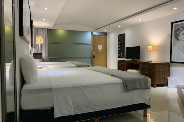 Habitación superior | Decoración personalizada, escritorio y cortinas blackout