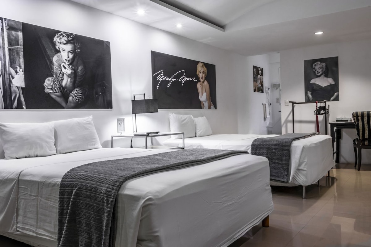 Escritorio, cortinas blackout y tabla de planchar con plancha 