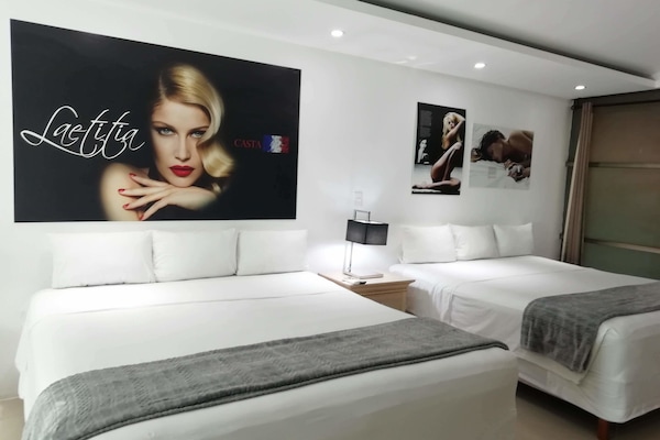 Camera Superior | Con stile personalizzato, una scrivania, tende oscuranti