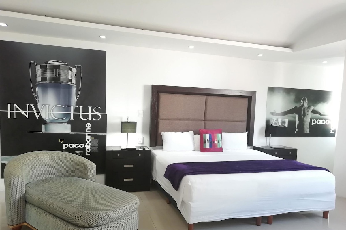 Escritorio, cortinas blackout y tabla de planchar con plancha 