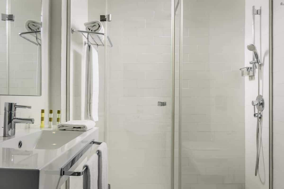 standard double or twin room | bathroom | eco-friendly toiletries, hair dryer, towels