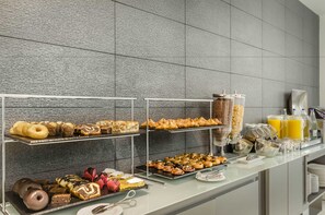 Petit déjeuner buffet (12.50 EUR par personne)