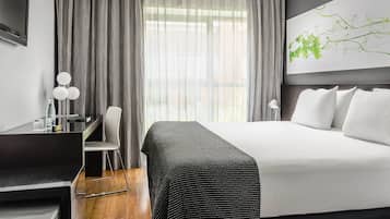 Een minibar, een kluis op de kamer, een bureau, verduisterende gordijnen