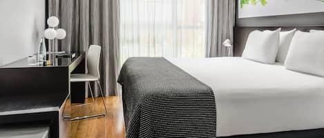 Minibaari, tallelokero huoneessa, työpöytä, pimennysverhot