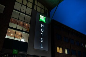 Voorkant accommodatie - avond/nacht