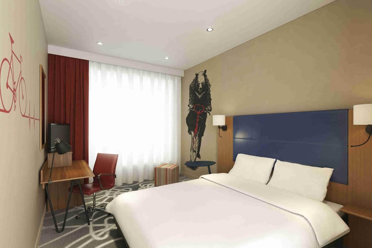 Room, 1 Double Bed (The Queen) | In-room safe, desk, iron/ironing board, free cribs/infant beds