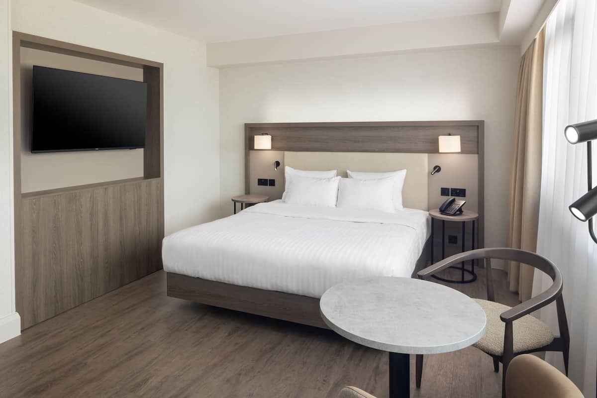Executive Room, 1 King Bed | In-room safe, iron/ironing board, travel crib, free WiFi