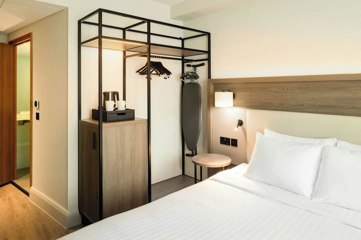 Quarto, 1 cama King | Cofres nos quartos, escrivaninha, ferros/tábuas de passar roupa