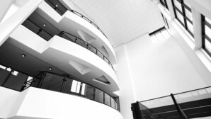 Un intérieur à plusieurs niveaux, doté de balcons incurvés et de grandes fenêtres.