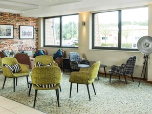 Frukost och lunch serveras