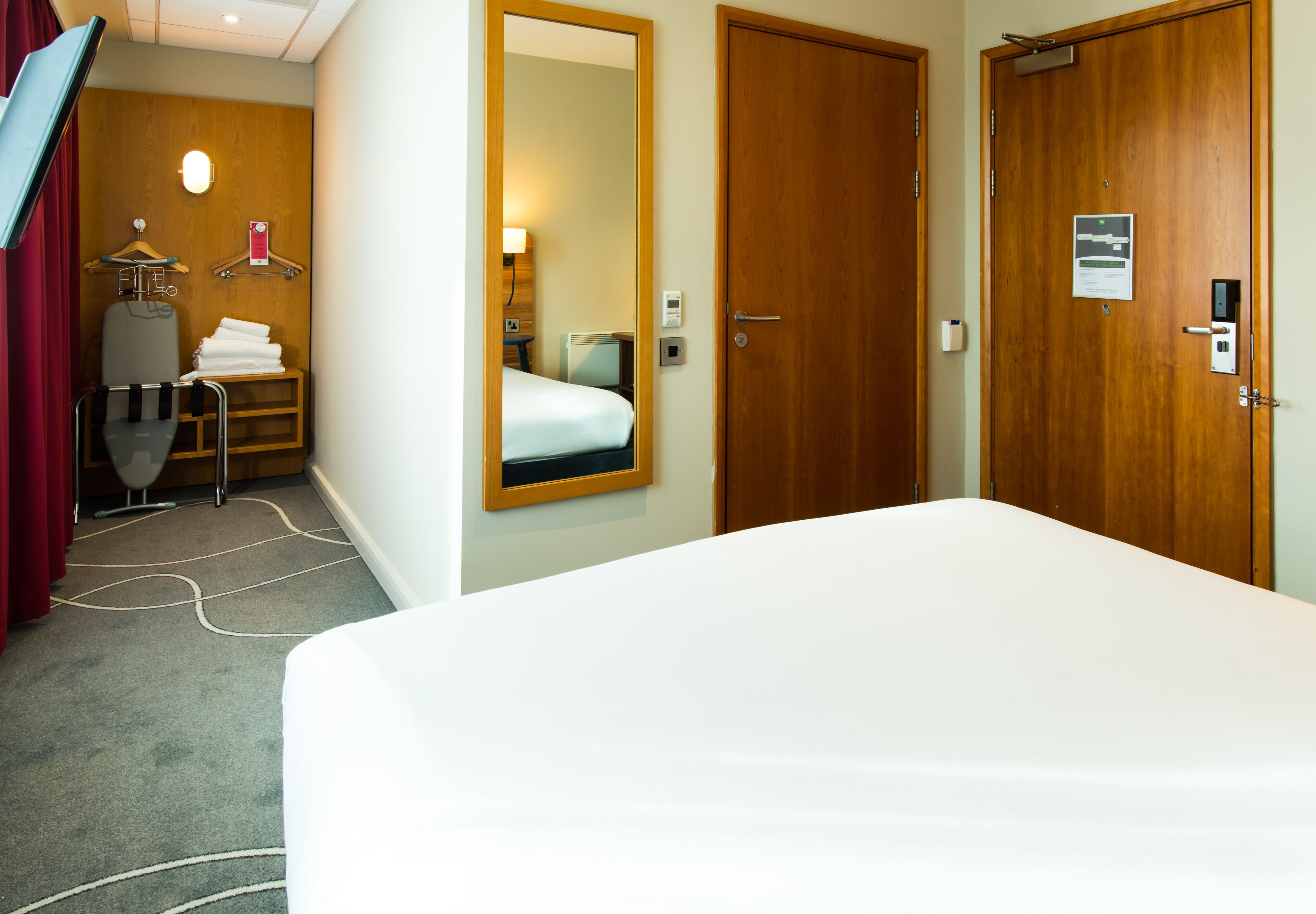 room, 1 double bed (the queen) | in-room safe, desk, iron/ironing board, free cots/infant beds