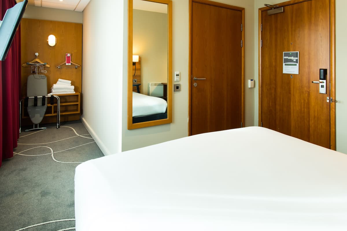 room, 1 double bed (the queen) | in-room safe, desk, iron/ironing board, free cots/infant beds