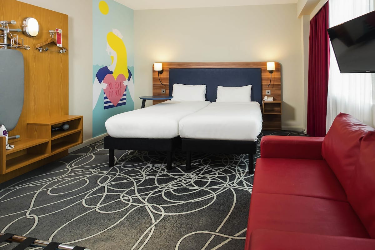 Caja de seguridad en la habitación y escritorio