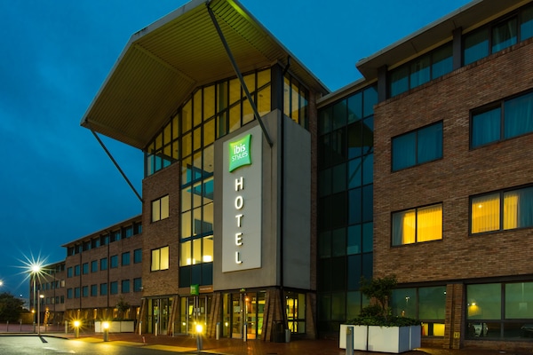 Fachada de la propiedad por la tarde o noche