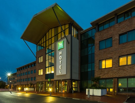 Fachada de la propiedad por la tarde o noche