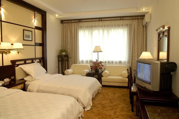 Minibaari, tallelokero huoneessa, herätyskellot