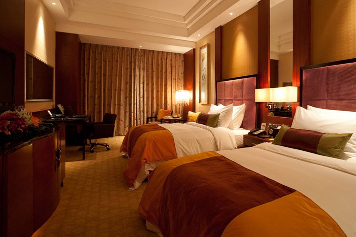 Deluxe Room | Minibar, in-room safe, desk, soundproofing