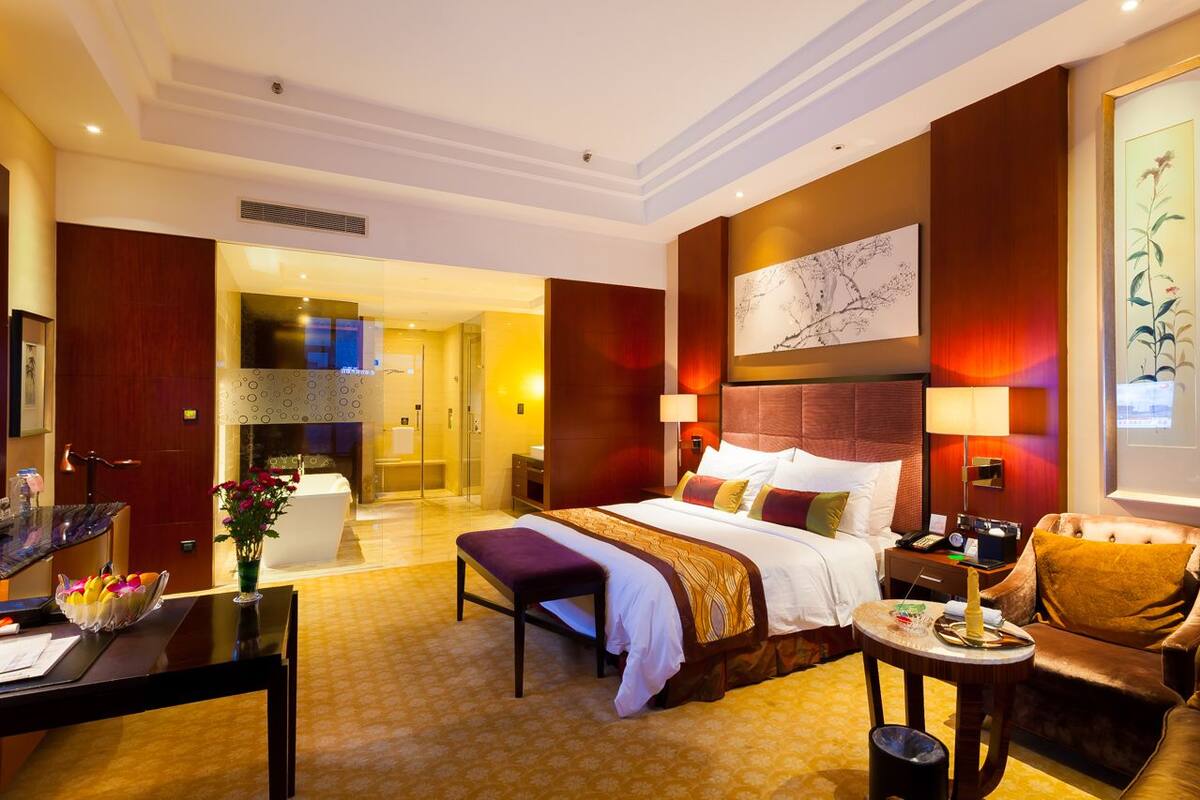 Deluxe Suite | Minibar, in-room safe, desk, soundproofing