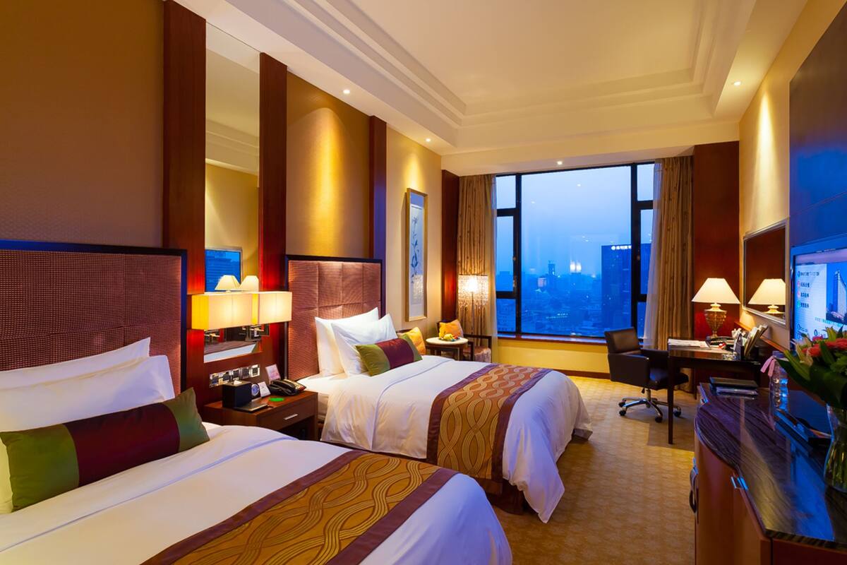 Executive Room | Minibar, in-room safe, desk, soundproofing