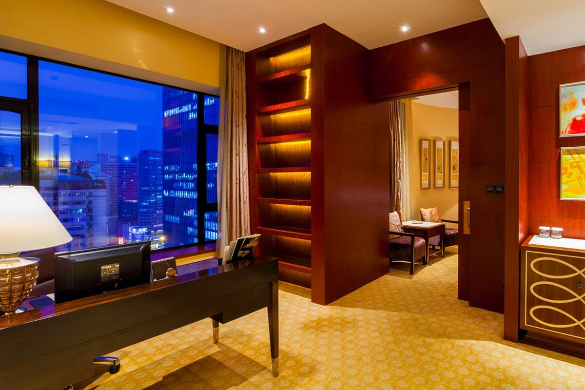 Executive Suite | Minibar, in-room safe, desk, soundproofing