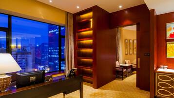 Executive Suite | Minibar, in-room safe, desk, soundproofing