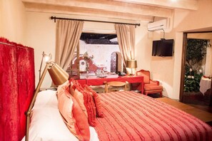 Frette Italian sheets, premium bedding, pillow-top beds, minibar