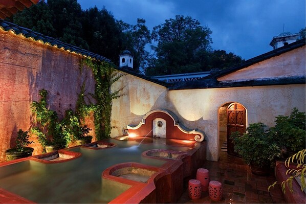 Las Rosas | Courtyard view - Mil Flores Luxury Design Hotel (Antigua Guatemala)