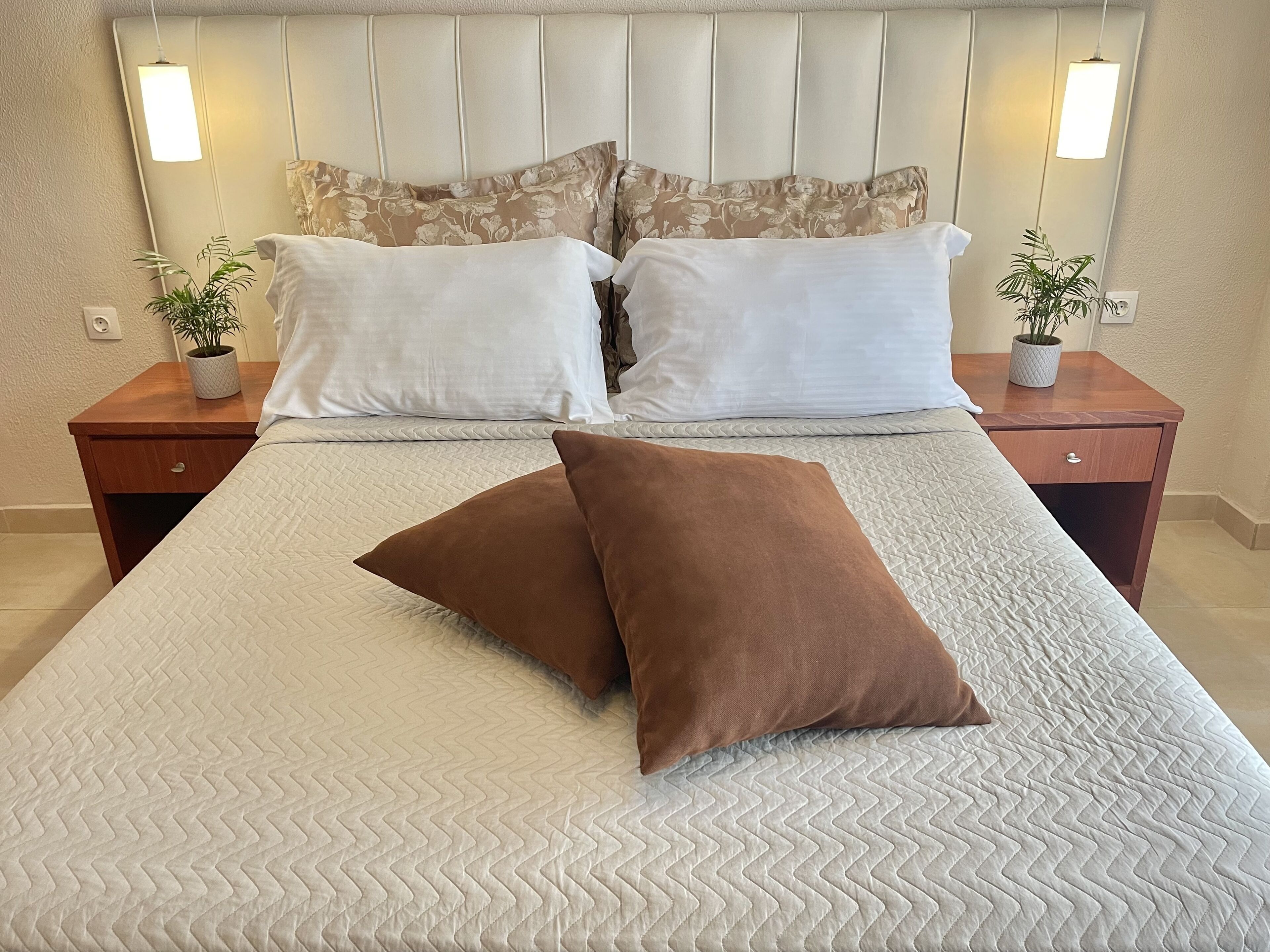 family room | 1 bedroom, minibar, iron/ironing board, free wifi