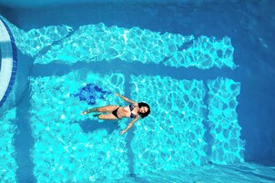 Una piscina al aire libre (de 10:00 a 19:00), tumbonas