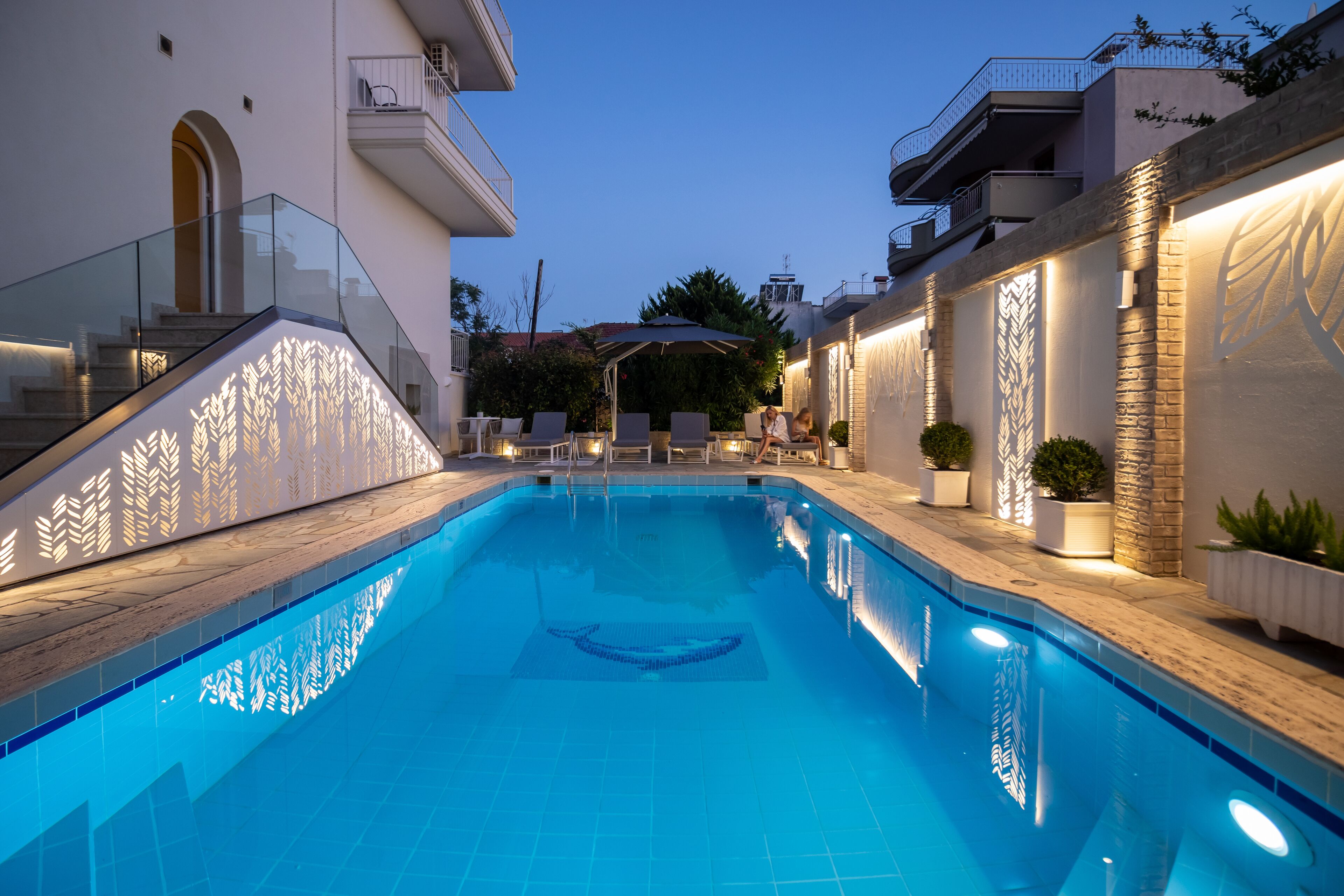 outdoor pool, open 10:00 am to 7:00 pm, pool loungers