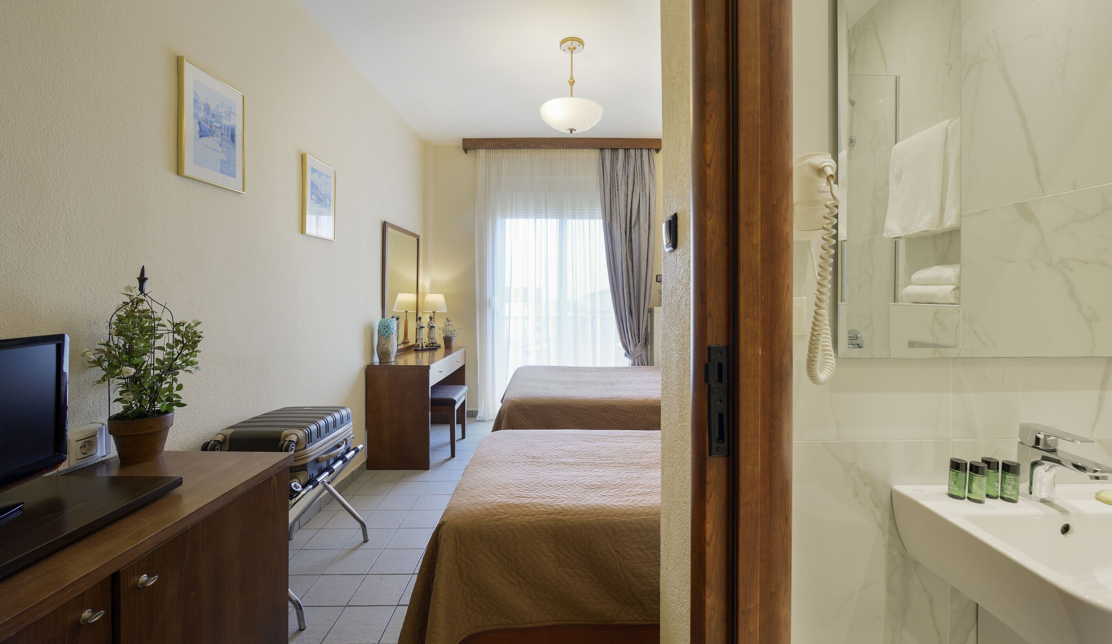 standard triple room | 1 bedroom, minibar, iron/ironing board, free wifi