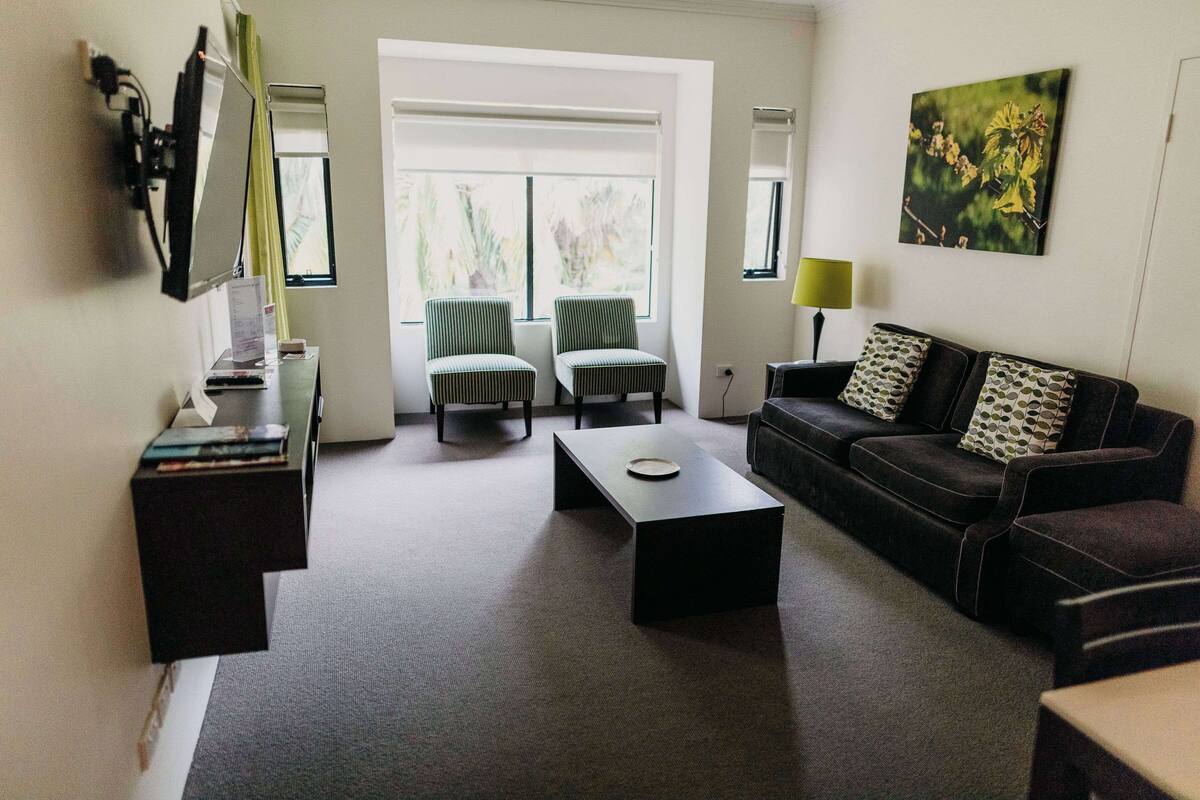 in-room safe, iron/ironing board, wifi, bed sheets