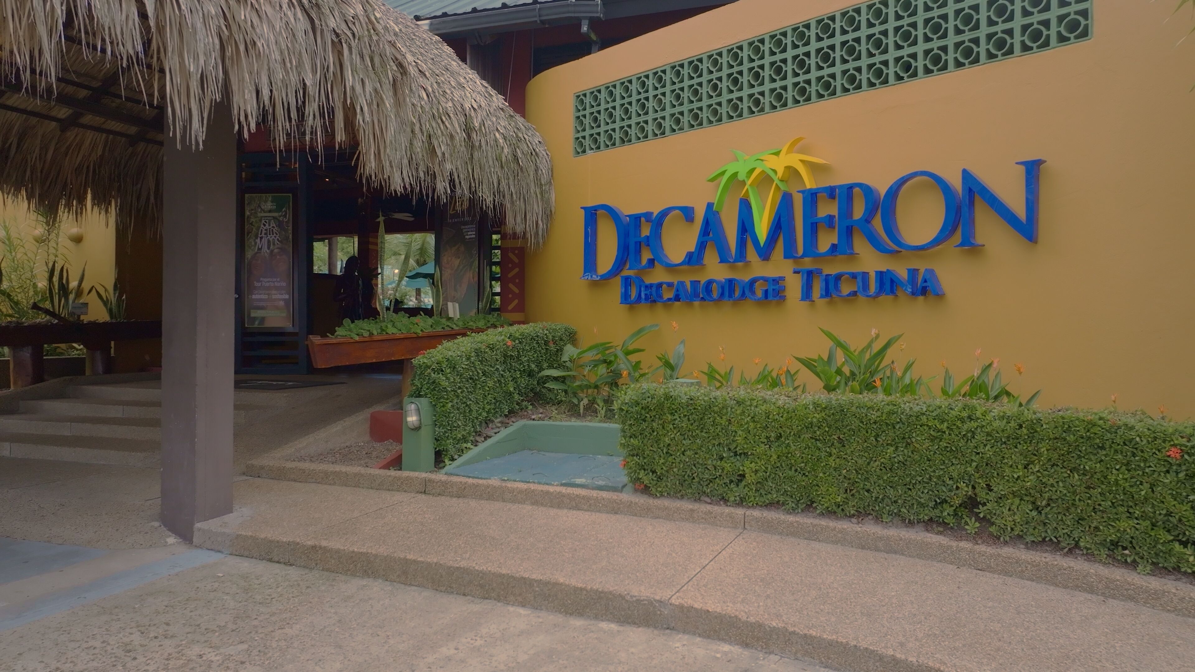 A building with a sign reading 'Decameron DecaIodge Ticuna.'