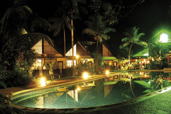 Piscine extérieure, chaises longues