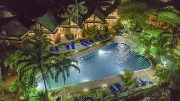 Utendørsbasseng og solsenger