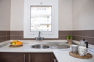 Frigorífico, microondas, placa de cocina y cafetera o tetera