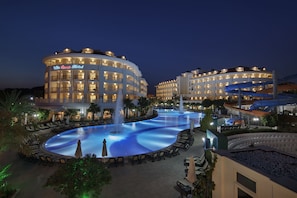 Indoor pool, outdoor pool, pool umbrellas, pool loungers - Alba Queen Hotel - Ultra All Inclusive (Manavgat)