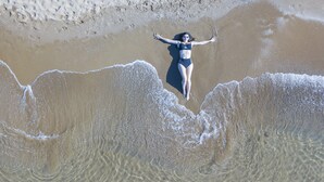 A beach with a person lying on the sand. - Alba Queen Hotel - Ultra All Inclusive (Manavgat)