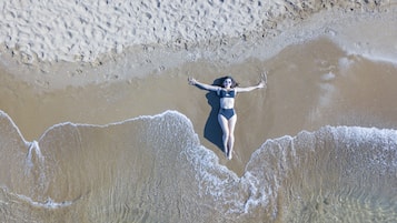 Am Strand, Liegestühle, Sonnenschirme, Strandtücher