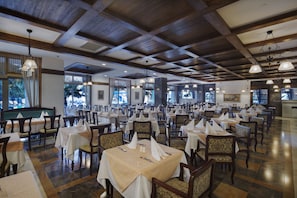 3 restaurants, servant le déjeuner et le dßner; cuisine méditerranéenne