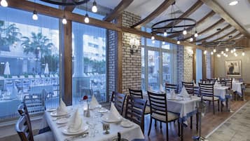 3 restaurants, spécialités Cuisine méditerranéenne