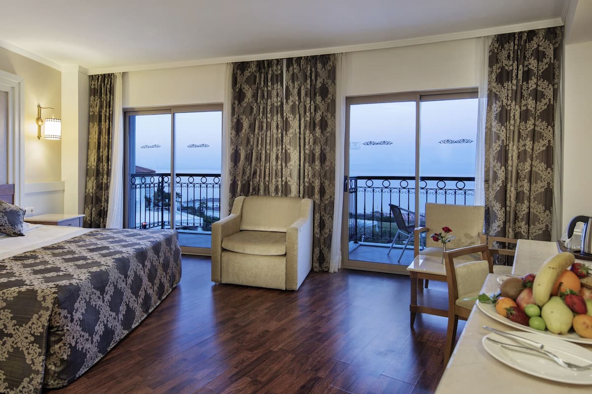 Ropa de cama de alta calidad, artículos del minibar gratis y escritorio 