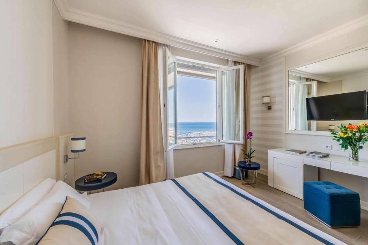 Quarto casal clássico, vista parcial para o mar